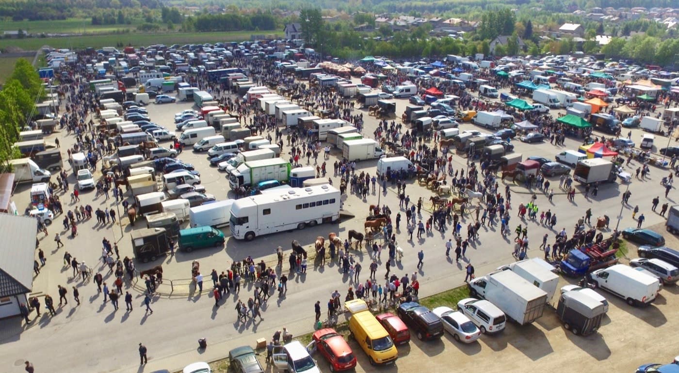 Targi Koni w Pajęcznie z lotu ptaka — plac targowy pełen wystawców, pojazdów i zwiedzających